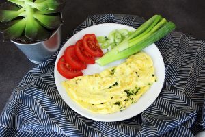 Pročitajte više o članku Okusni zajtrk ali omleta s sirom Grojer in drobnjakom