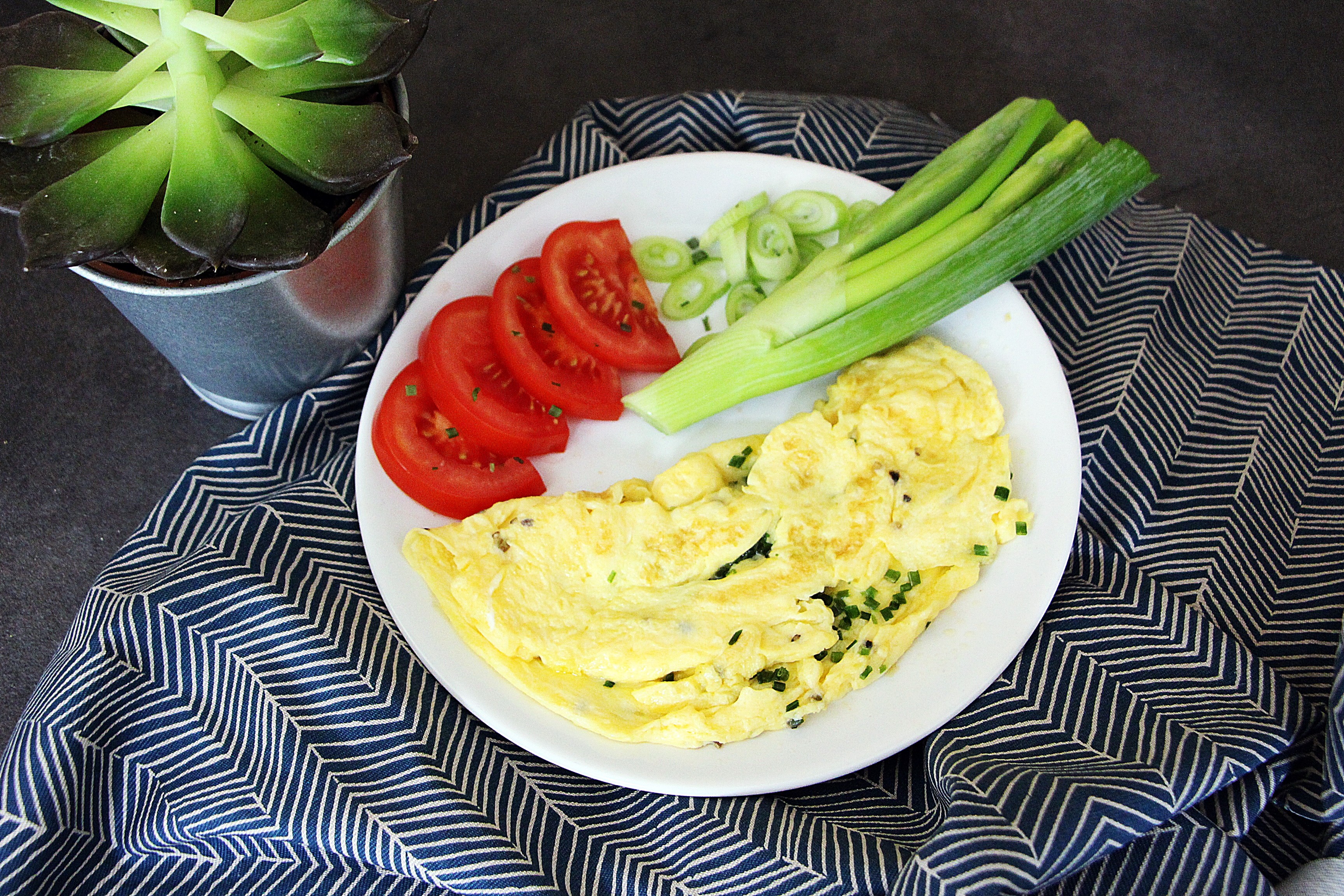 Trenutno pregledavate Okusni zajtrk ali omleta s sirom Grojer in drobnjakom